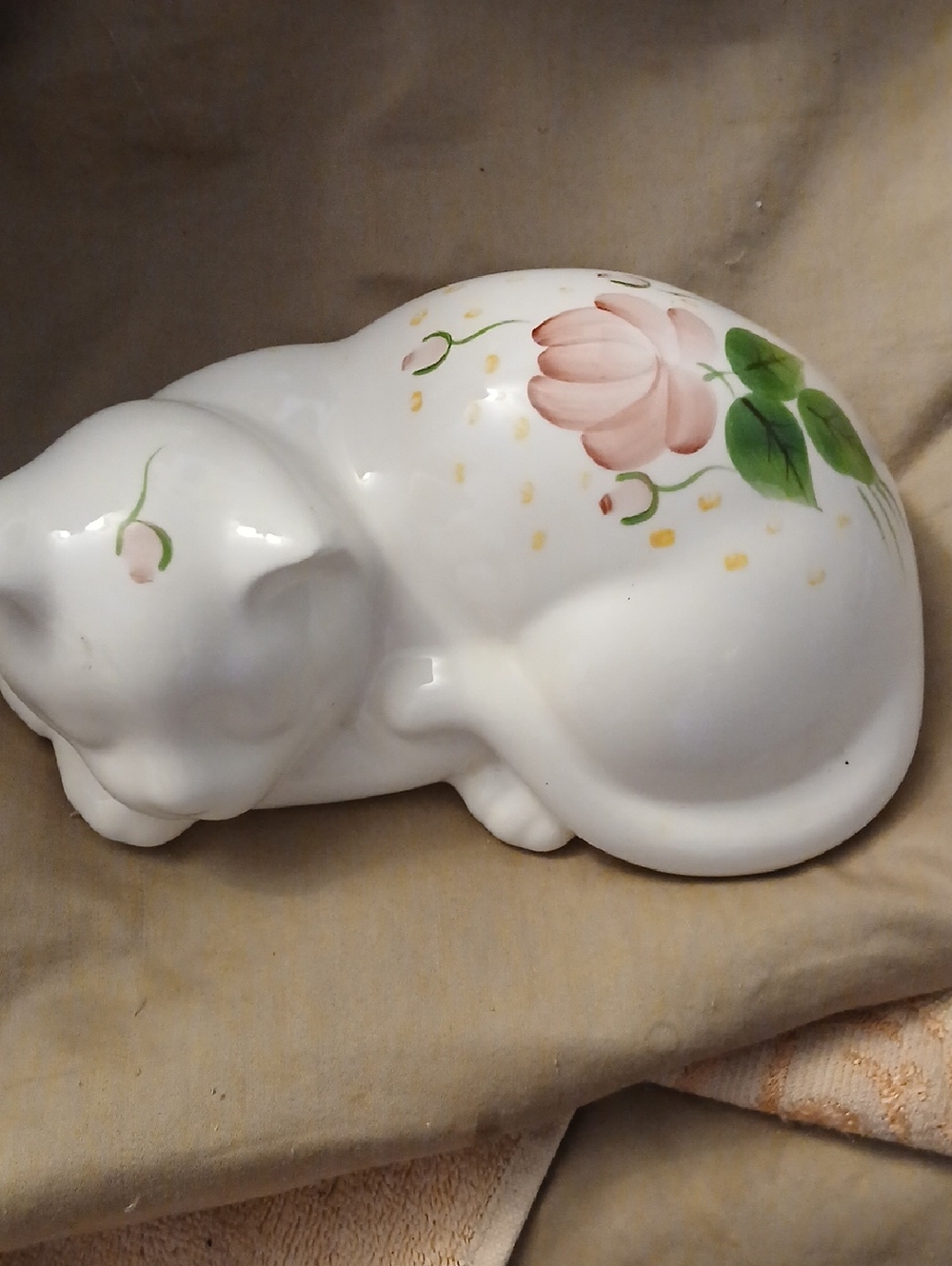 Sleeping cat figurine Vtg Ceramic Lasting Products USA Hand Painted Pink Roses